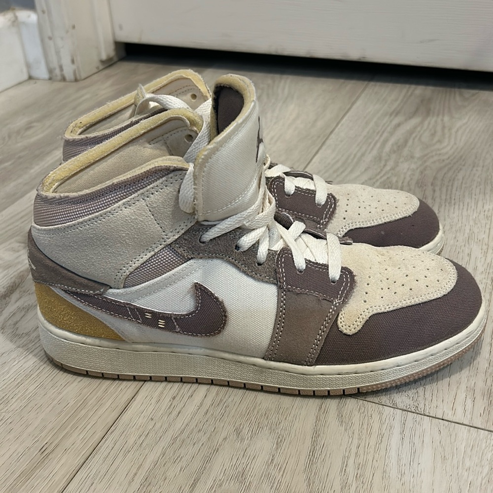Air Jordan RETRO 1 MID SE CRAFT 'TAUPE HAZE' (GS)